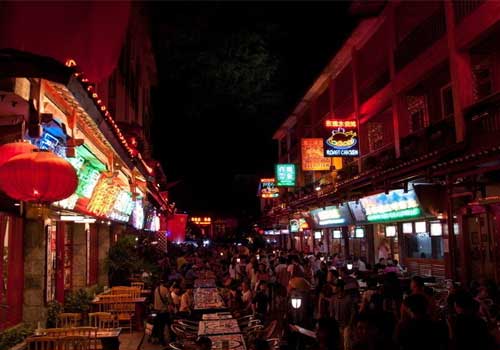 西街夜景很美，沿街店铺霓虹闪烁，酒吧放着音乐