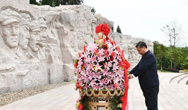 桂林红色旅游-红军长征湘江战役纪念园，总书记在为红军烈士敬献花篮整理花篮