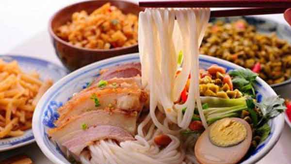桂林特产最值得带就是桂林米粉：桂林米粉是桂林市的一道传统小吃，属于桂菜系