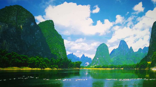 漓江是桂林最著名的河流，它的风景可以说是桂林最漂亮的地方之一